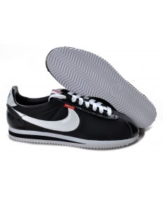 las zapatillas de deporte Nike Classic Cortez Nylon Negro Blanco para mujer
