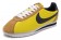 las zapatillas de deporte Nike Classic Cortez Nylon amarillo de color caqui negros para hombre